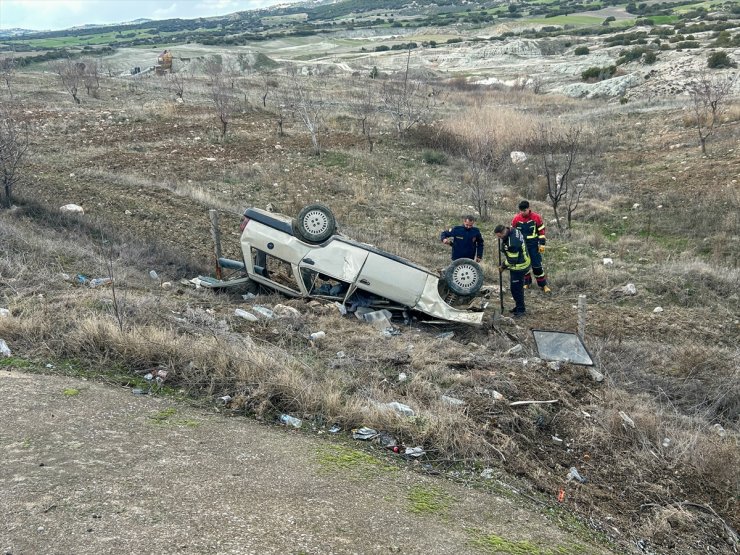 Uşak'ta tarlaya devrilen otomobilin sürücüsü yaralandı