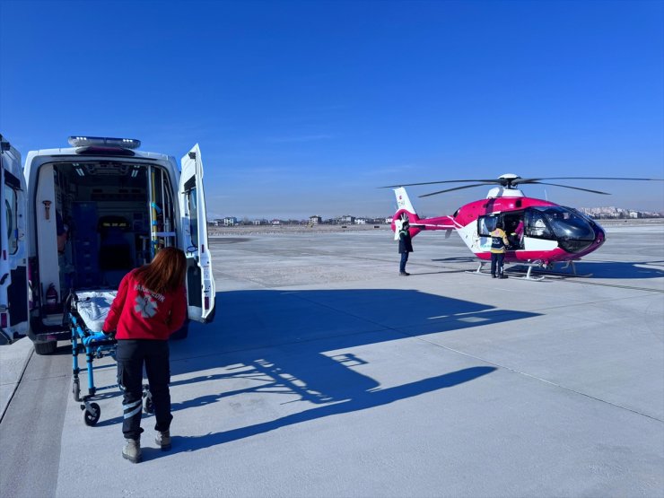 Van'da iki hasta ambulans helikopterle hastaneye sevk edildi