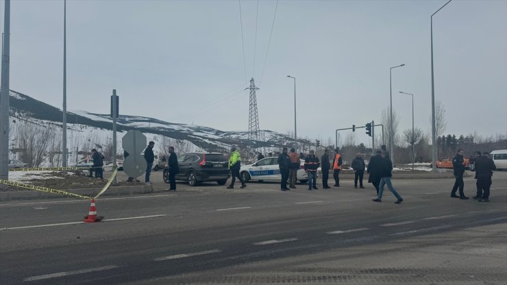 Bayburt'ta aracından düşen parçaları toplarken cipin çarptığı sürücü yaralandı