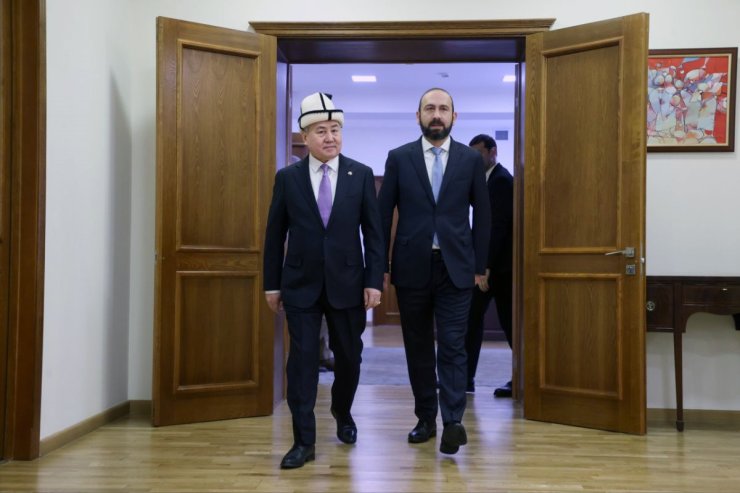 Kırgızistan Dışişleri Bakanı Kulubayev, Ermeni mevkidaşı Mirzoyan ile görüştü