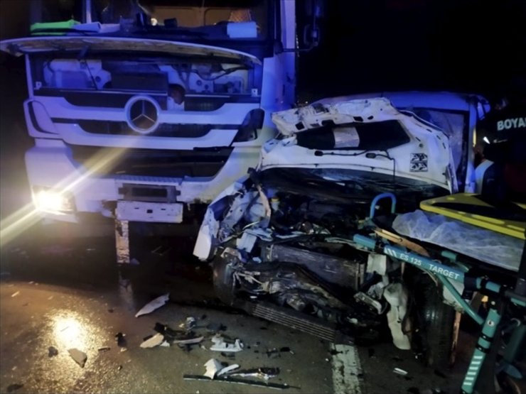 Sinop'ta otomobille tırın çarpışması sonucu 2 kişi öldü, 2 kişi yaralandı