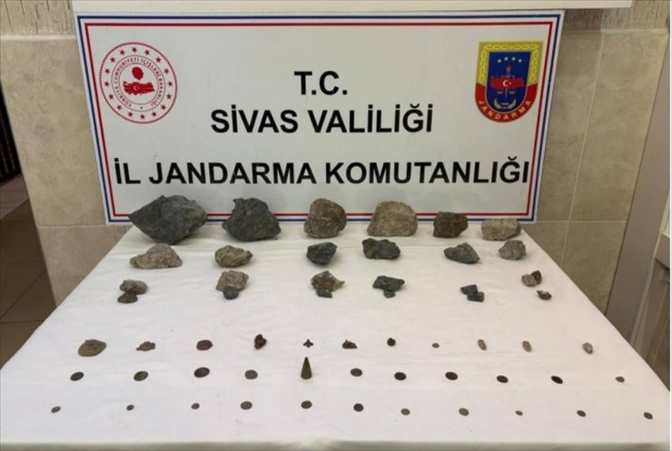 Sivas'ta 23 sikke, 10 obje ve 28 değerli taş ele geçirildi