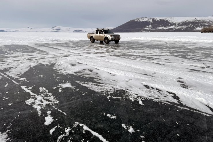 Arazi aracıyla buzla kaplı Çıldır Gölü üzerinde gezinti yaptı