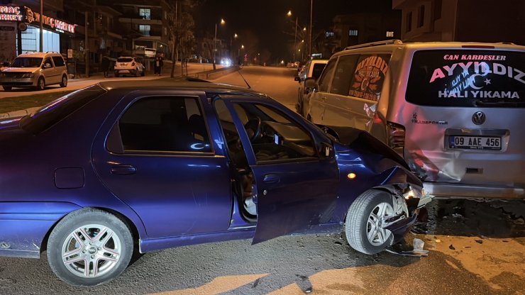 Aydın'da otomobilin park halindeki panelvana çarpması sonucu 1 kişi yaralandı