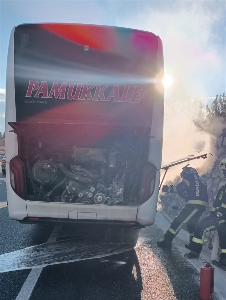 Denizli'de yolcu otobüsünde çıkan yangında hasar oluştu