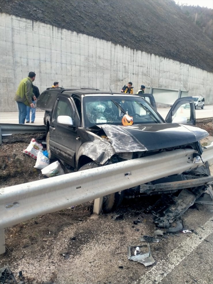 Tokat'ta bariyere çarpan cipteki 5 kişi yaralandı