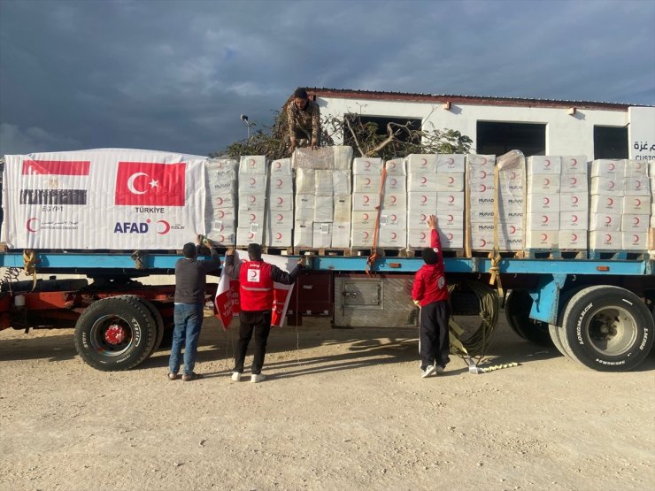 Türk Kızılayına ait yardım malzemelerini taşıyan tırların Gazze'ye geçişine başlandı