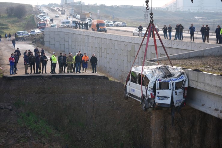 Tuzla'da servis minibüsünün şarampole devrildiği kazada yaralanan 1 kişi hastanede öldü