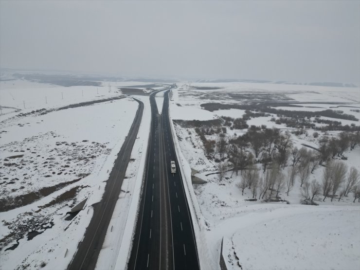 Buzla kaplanan Murat Nehri dronla görüntülendi