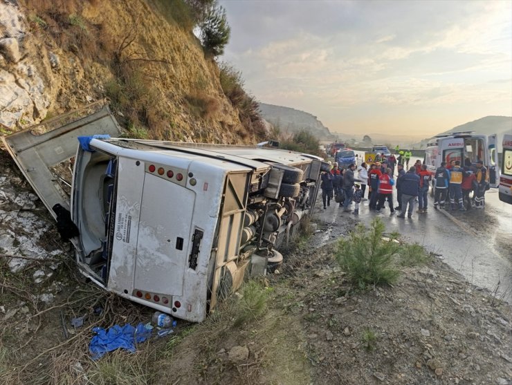 Aydın'da devrilen tur midibüsündeki 23 kişi yaralandı