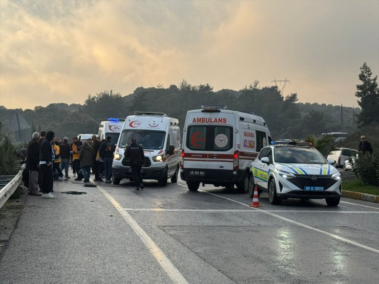 Aydın'da otomobil park halindeki araca çarptı, 1 kişi öldü, 4 kişi yaralandı