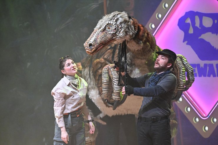 "Dinosaur World Live" tiyatrosu Ankara'da izleyicilerle buluştu