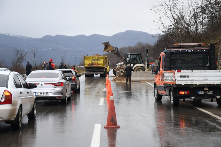 Düzce-Gölyaka Bağlantı Yolu'nda heyelan ulaşımı aksattı