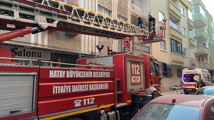 Hatay'da evinde düşen 91 yaşındaki kadını itfaiye ekipleri kurtardı