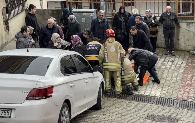 Kağıthane'de bahçe duvarına çarpan otomobilin sürücüsü yaralandı