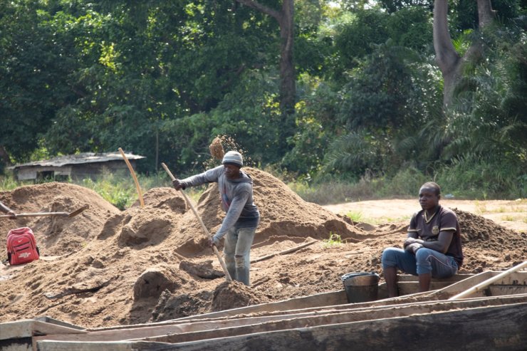 Kamerun'un en uzun nehri Sanaga'da bölge sakinleri zorlu koşullarda kum çıkarmaya çalışıyor