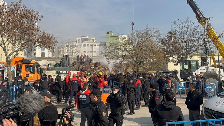 Konya'da çöken binanın enkazından 1 kadının cansız bedeni çıkarıldı