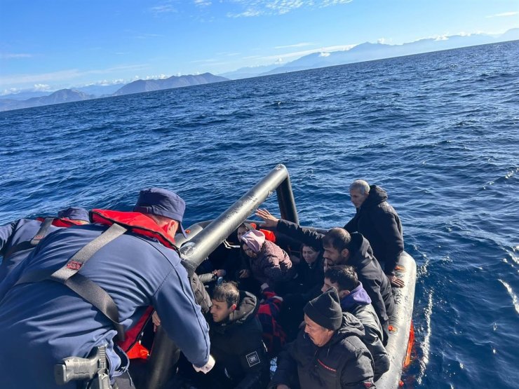 Muğla açıklarında 51 düzensiz göçmen kurtarıldı