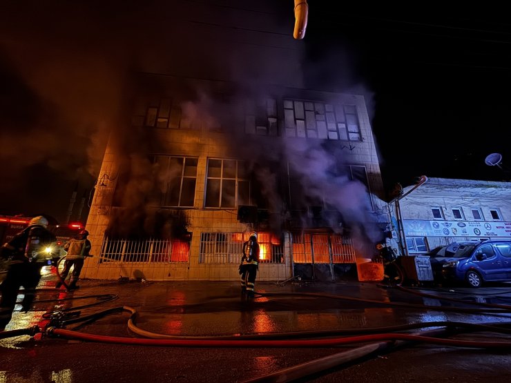 Bursa'da 3 katlı tekstil atölyesinde çıkan yangın söndürüldü