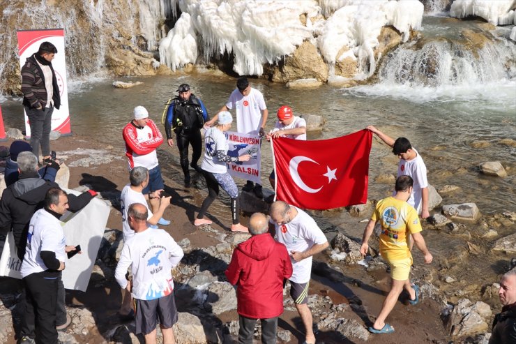 Doğaseverler kısmen donan Muradiye Şelalesi'nin döküldüğü alanda yüzdü