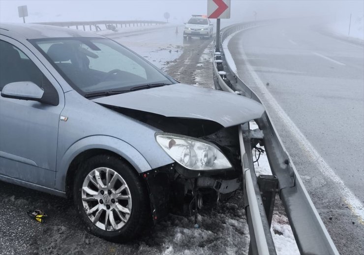 Erzincan'da bariyerlere çarpan otomobildeki 3 kişi yaralandı