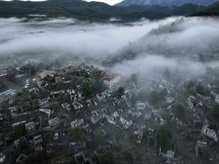 Fethiye'deki "hayalet köy" olarak anılan Kayaköy'ü sis bulutu kapladı