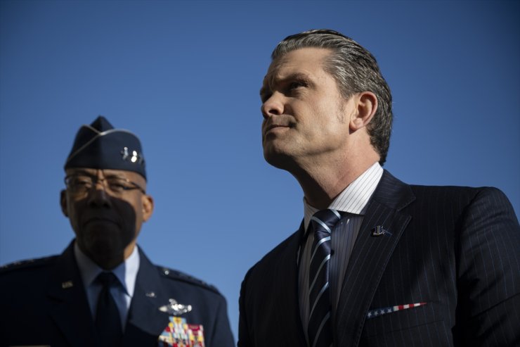 ABD Savunma Bakanı Hegseth, Pentagon'daki ilk mesaisine başladı