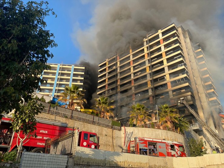 GÜNCELLEME - Alanya'da tadilat yapılan otelde çıkan yangına müdahale ediliyor