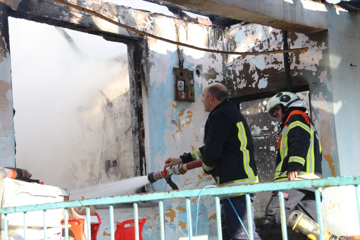 Amasya'da yangın çıkan ev kullanılamaz hale geldi