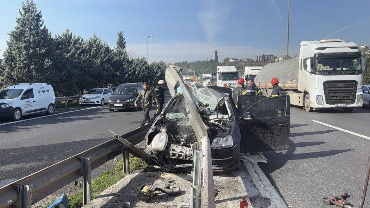 Anadolu Otoyolu'nda bariyere çarpan otomobildeki 4 kişi yaralandı