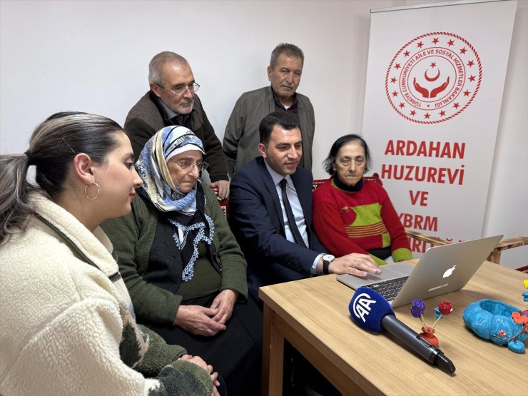 Ardahan'da huzurevi sakinleri AA'nın "Yılın Kareleri" oylamasına katıldı