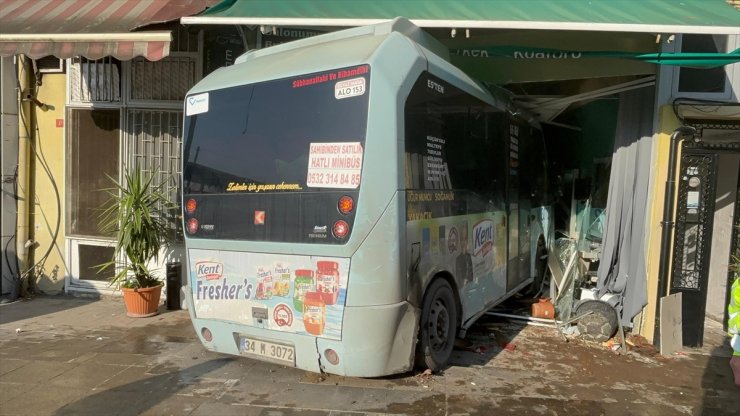 GÜNCELLEME - Kartal'da minibüsün iş yerine girmesi sonucu 3 kişi yaralandı