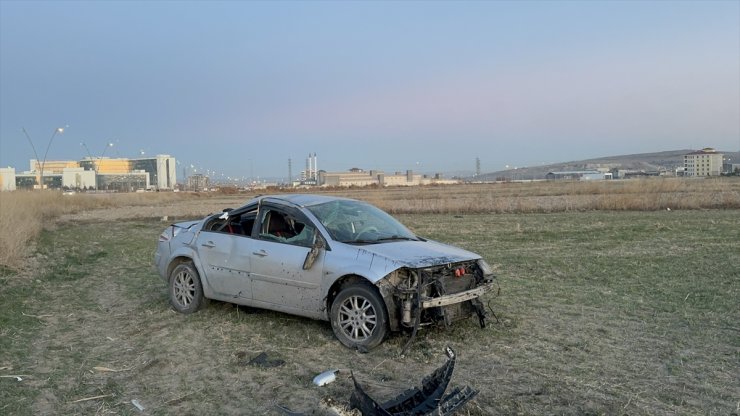 Kayseri'de şarampole devrilen otomobildeki 4 kişi yaralandı