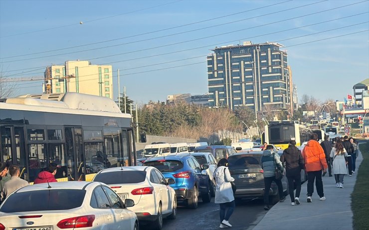 İki İETT otobüsünün karıştığı trafik kazası nedeniyle trafik yoğunluğu oluştu