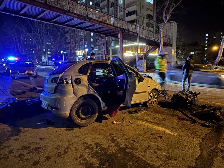 Kahramanmaraş'ta aydınlatma direğine çarpan otomobildeki 3 kişi yaralandı