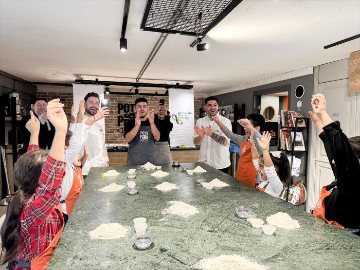 Kanser tedavisi gören çocuklar atölyede ünlü şeflerle "pizza" yaptı