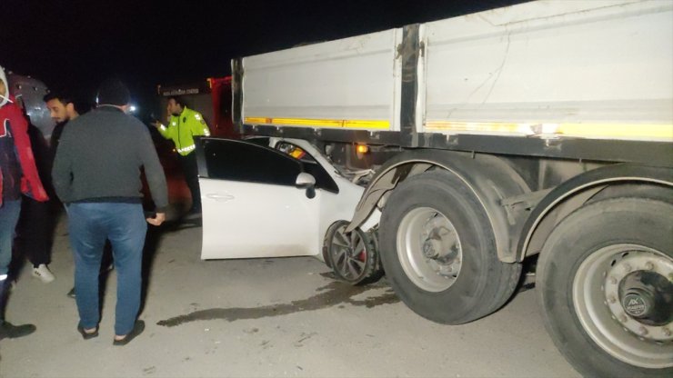 Bursa'da tıra arkadan çarpan otomobildeki 2 kişi yaralandı