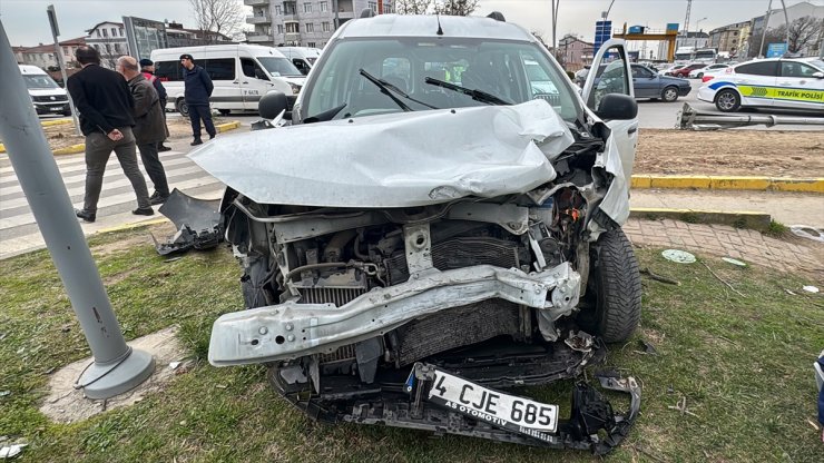 Kocaeli'de kaza yapan jandarma trafik aracındaki 1 personel yaralandı