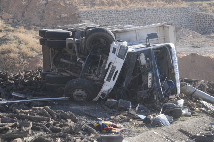 Şırnak'ta devrilen odun yüklü kamyondaki 2 kişi yaralandı
