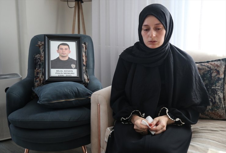 Bebeğine anne sütü götürürken kazada ölen polis memurunun eşi kızıyla hayata tutunuyor