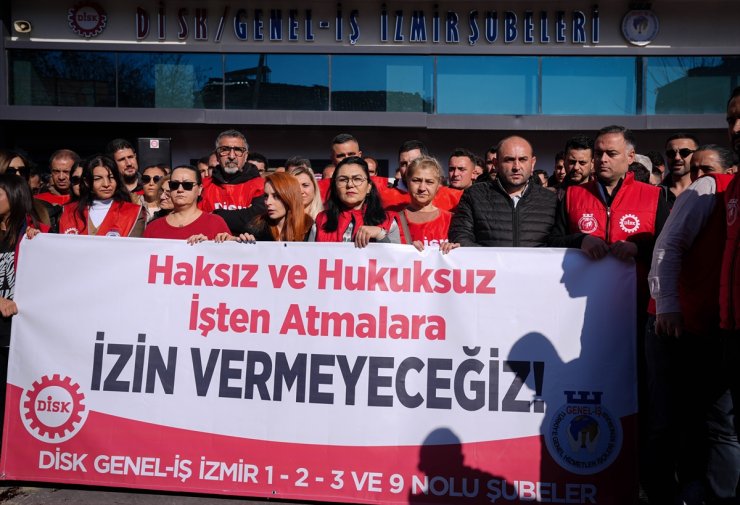 İzmir Büyükşehir Belediyesinde ücretsiz izne çıkarılan 158 işçi için eylem yapıldı