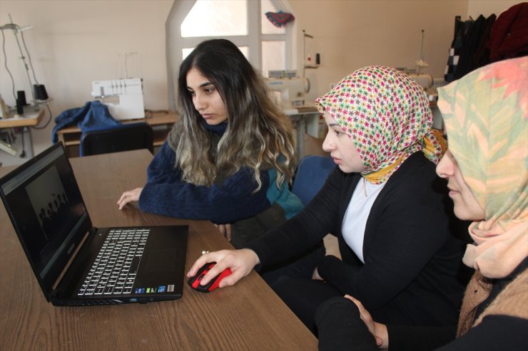 Kars'ta dikiş nakış kursiyeri kadınlar AA'nın "Yılın Kareleri" oylamasına katıldı