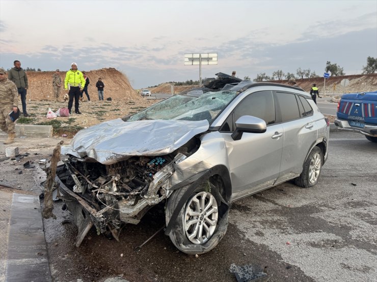 Kilis'te refüje çarpan otomobildeki 5'i çocuk 9 kişi yaralandı