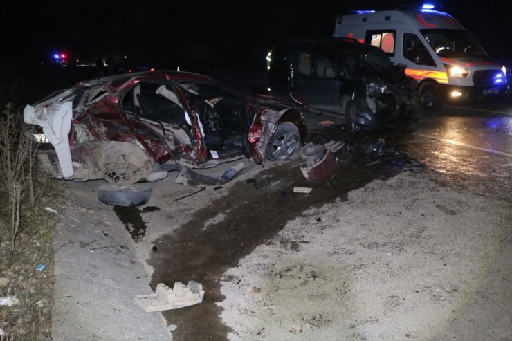 GÜNCELLEME - Kocaeli'de otomobil ile hafif ticari aracın çarpıştığı kazada ağır yaralanan çocuk öldü