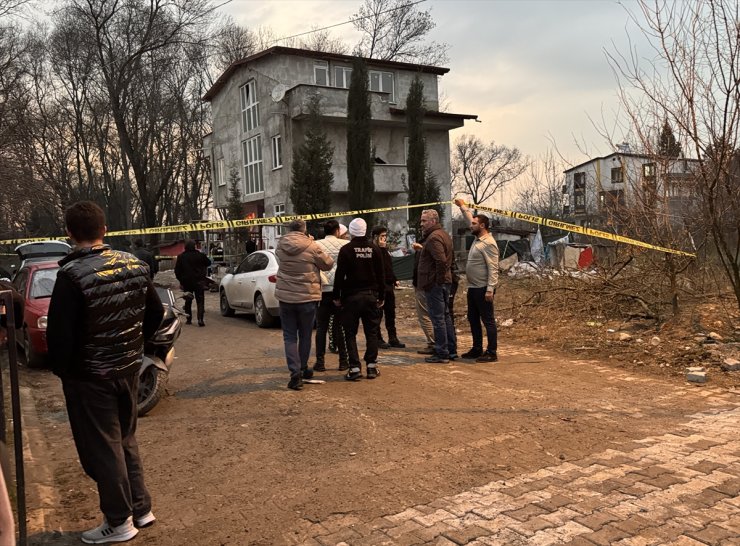 Kocaeli'de şüphelinin evine giden polis darbedildi