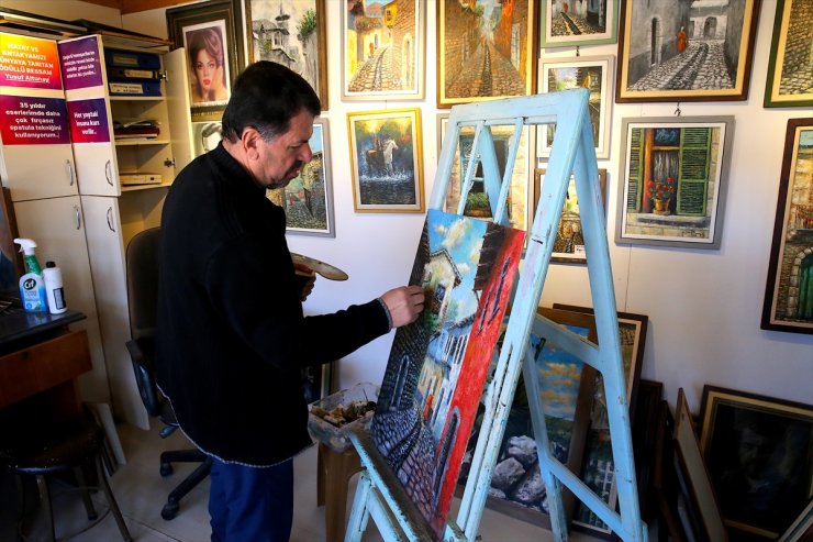 6 ŞUBAT DEPREMLERİNİN İKİNCİ YILI - Atölyesi yıkılan Hataylı ressam Kültür ve Sanat Çarşısı sayesinde mesleğine döndü