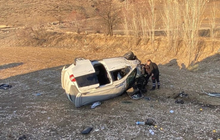 Erzincan'da hafif ticari aracın şarampole devrildiği kazada 4 kişi yaralandı