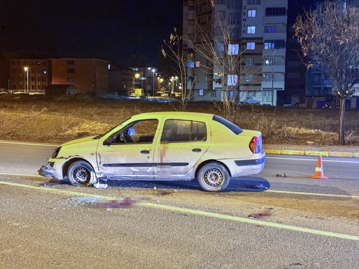 Erzurum'da devrilen otomobilin sürücüsü ağır yaralandı