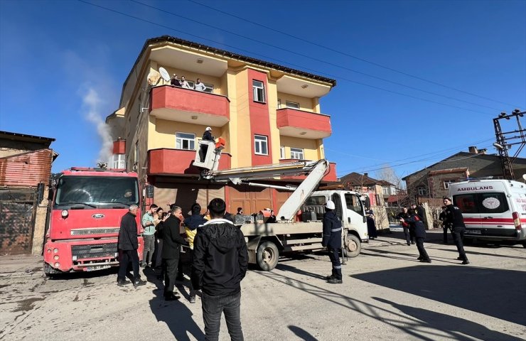 Hakkari'de yangın çıkan evde mahsur kalan 7 kişi kurtarıldı
