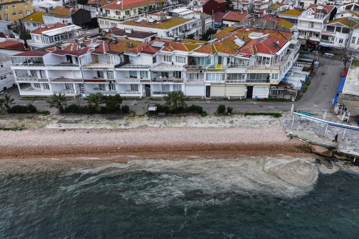 Mevsim normallerinin üzerindeki sıcaklık Balıkesir'de meyve ağaçlarına çiçek açtırdı